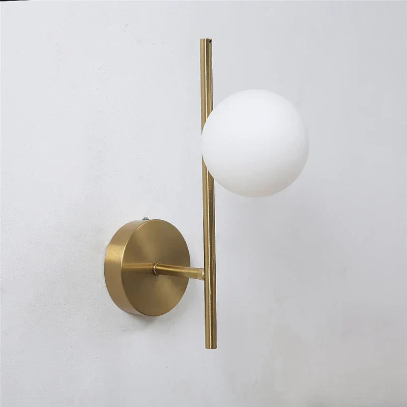Nástěnná lampa Astra | Moderní design s dvojitou koulí ve zlaté barvě