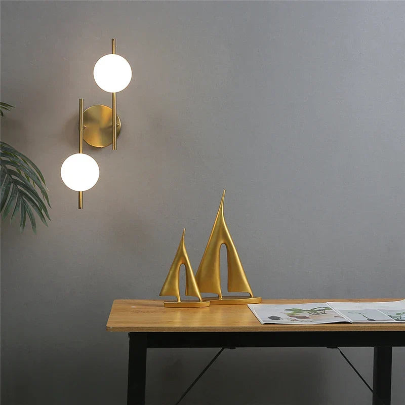 Nástěnná lampa Astra | Moderní design s dvojitou koulí ve zlaté barvě