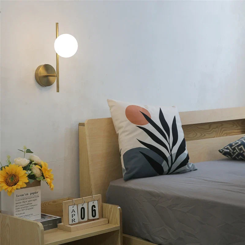 Nástěnná lampa Astra | Moderní design s dvojitou koulí ve zlaté barvě