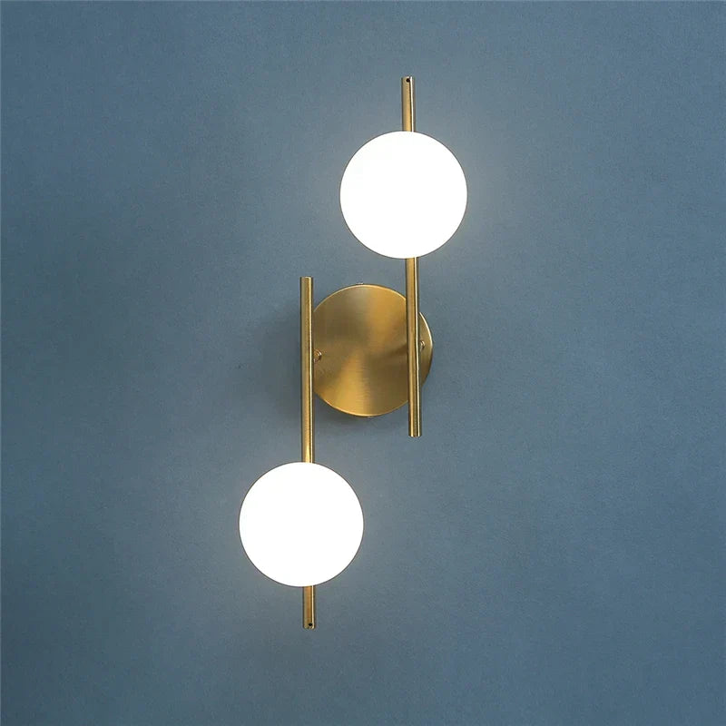 Nástěnná lampa Astra | Moderní design s dvojitou koulí ve zlaté barvě
