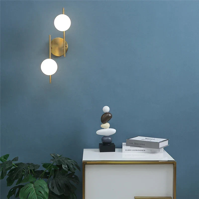 Nástěnná lampa Astra | Moderní design s dvojitou koulí ve zlaté barvě