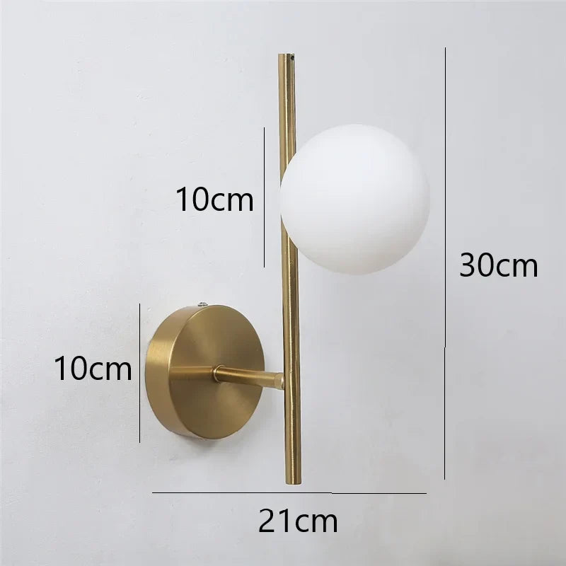 Nástěnná lampa Astra | Moderní design s dvojitou koulí ve zlaté barvě