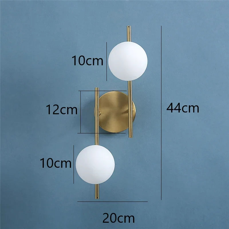 Nástěnná lampa Astra | Moderní design s dvojitou koulí ve zlaté barvě