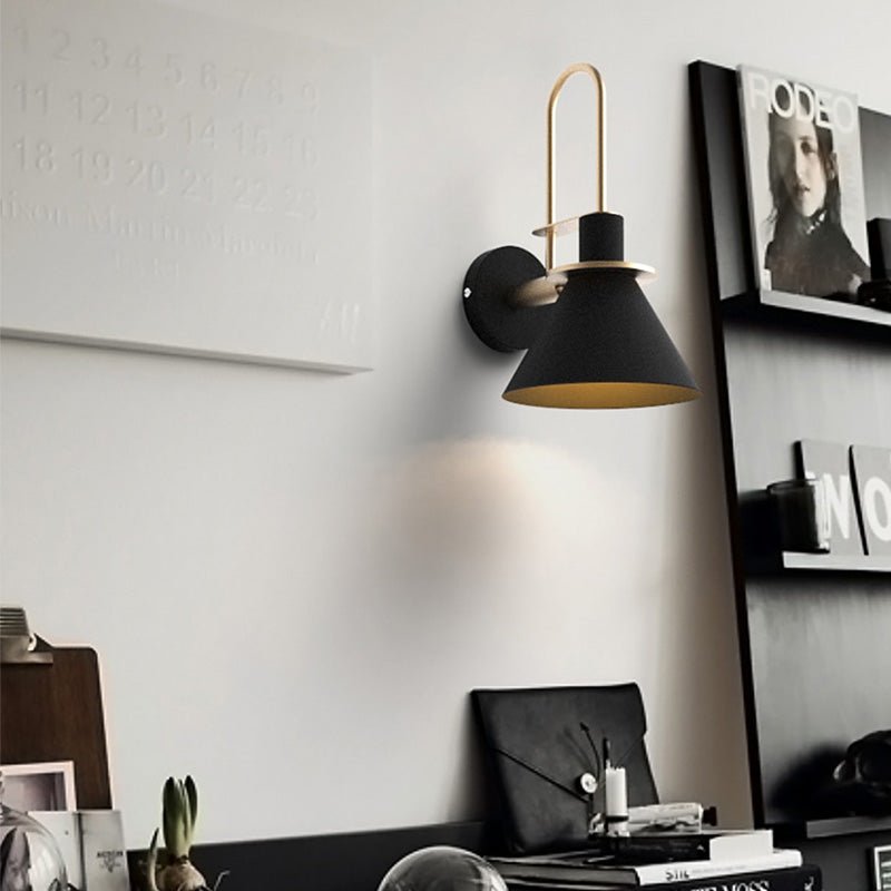 Nástěnná lampa Mono | Postmoderní kovová nástěnná lampa od Marca Belliniho