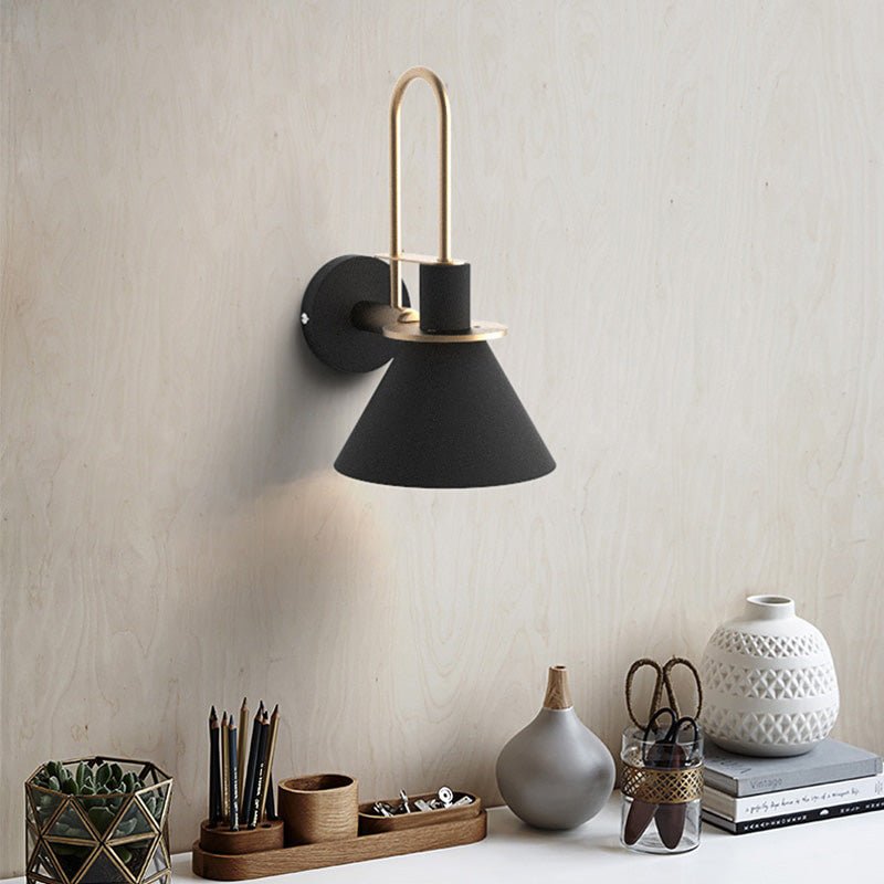Nástěnná lampa Mono | Postmoderní kovová nástěnná lampa od Marca Belliniho