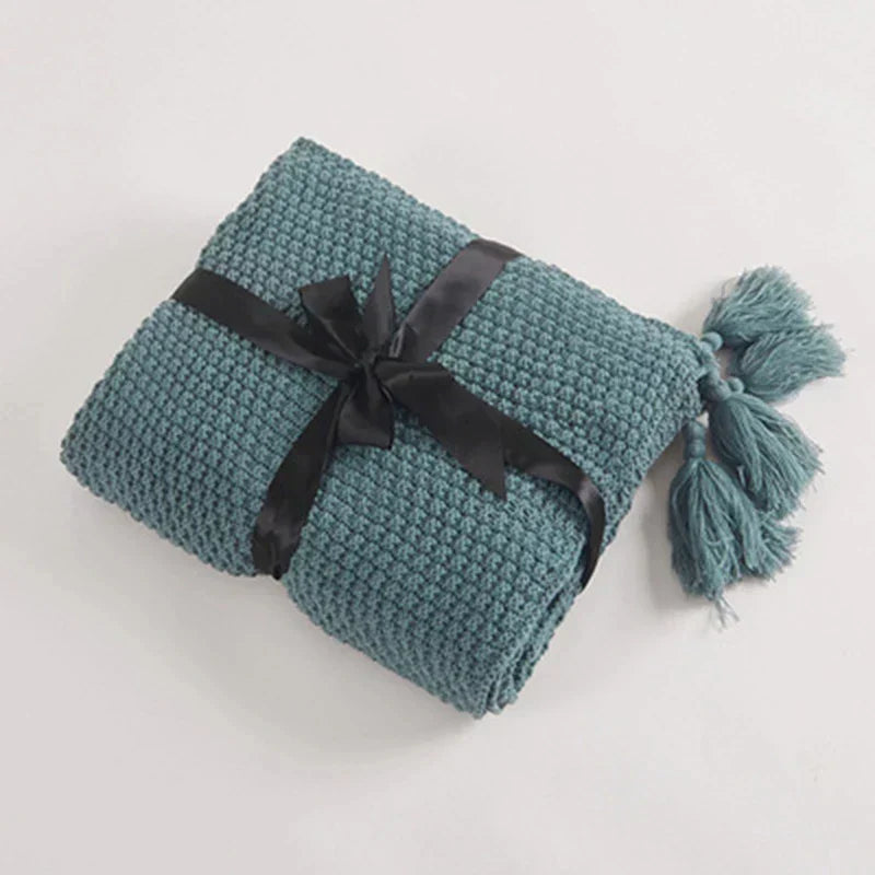 Pletená vlněná deka s střapci