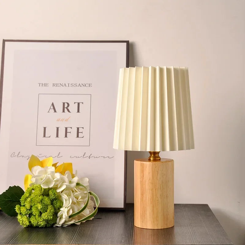 Plochá stolní lampa v retro stylu s plisé stínidlem a se severskou dřevěnou základnou