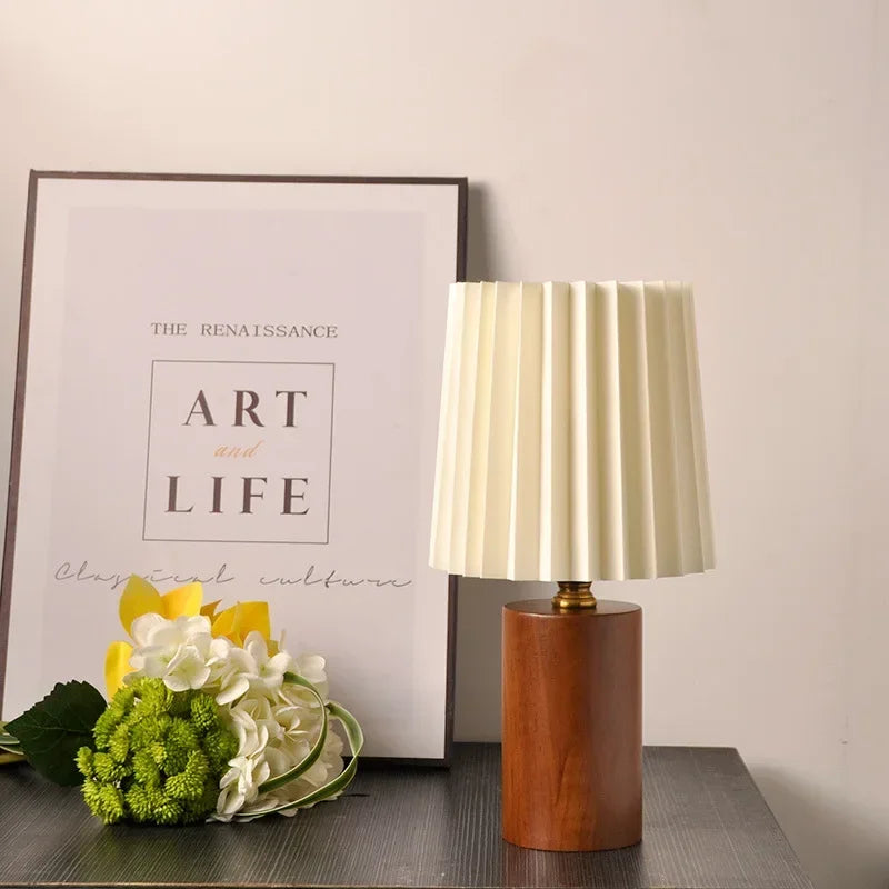 Plochá stolní lampa v retro stylu s plisé stínidlem a se severskou dřevěnou základnou
