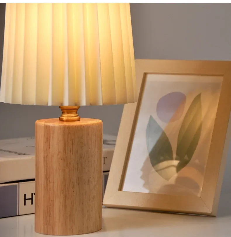 Plochá stolní lampa v retro stylu s plisé stínidlem a se severskou dřevěnou základnou