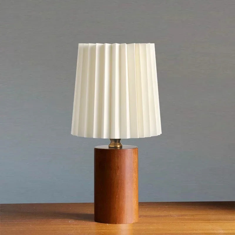 Plochá stolní lampa v retro stylu s plisé stínidlem a se severskou dřevěnou základnou