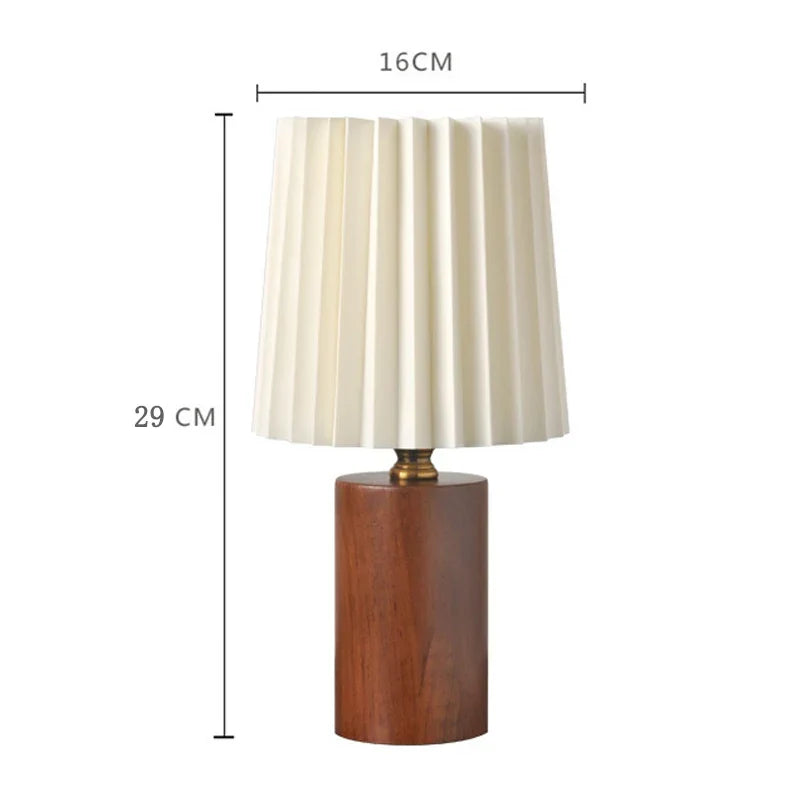 Plochá stolní lampa v retro stylu s plisé stínidlem a se severskou dřevěnou základnou