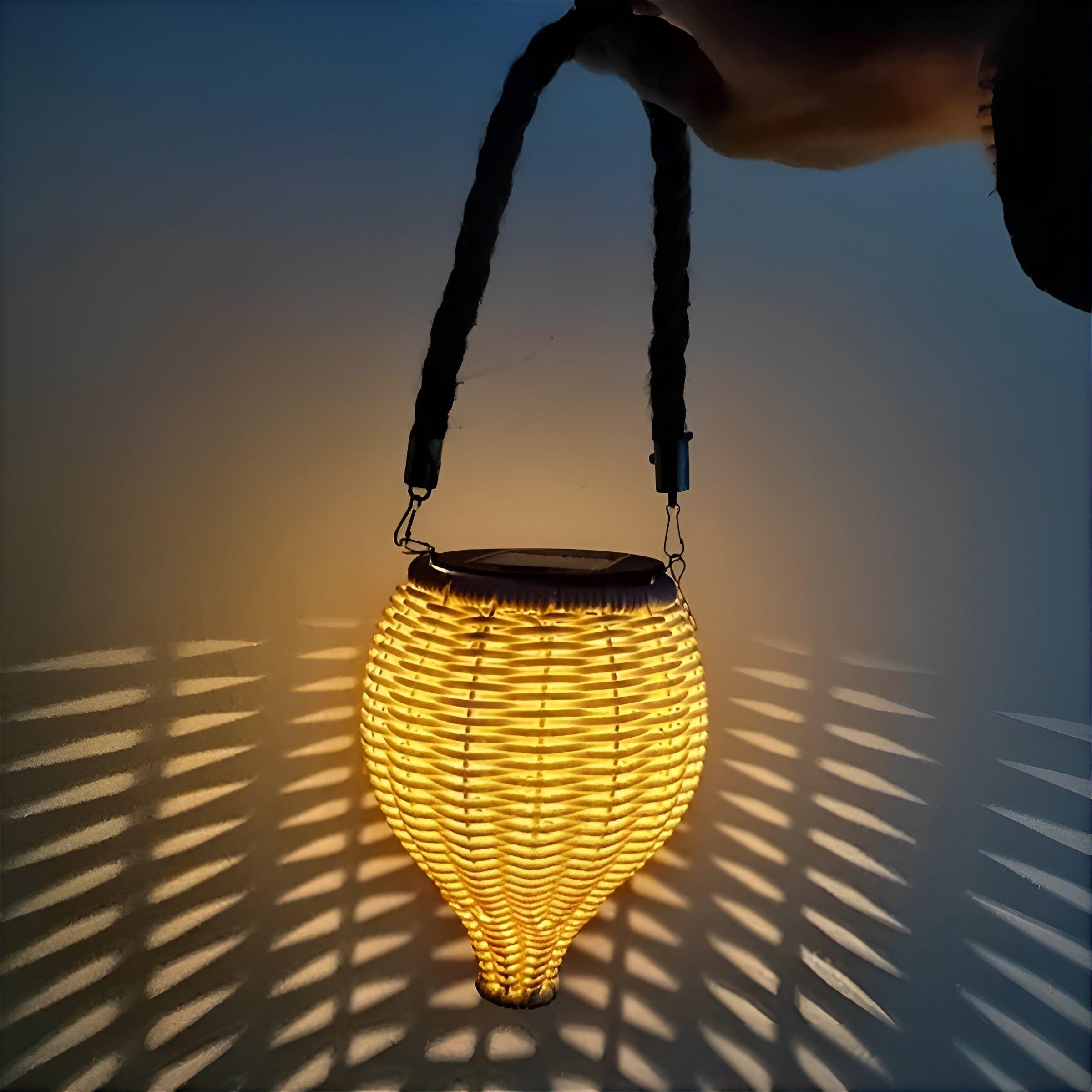 Ratanová solární zahradní lampa s automatickým osvětlením pro venkovní použití