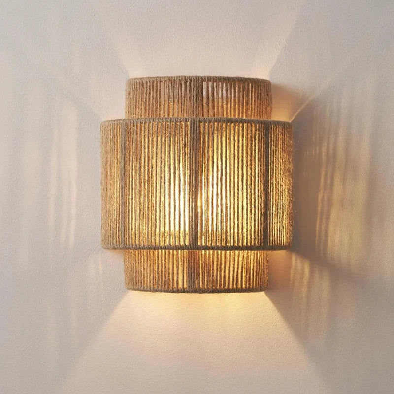 Ručně tkaná ratanová nástěnná lampa