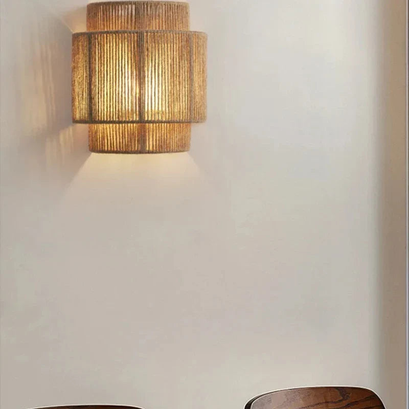 Ručně tkaná ratanová nástěnná lampa