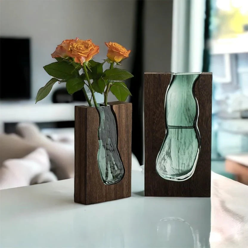 Skleněná váza s dřevěným povrchem v přírodním tónu pro minimalistickou dekoraci