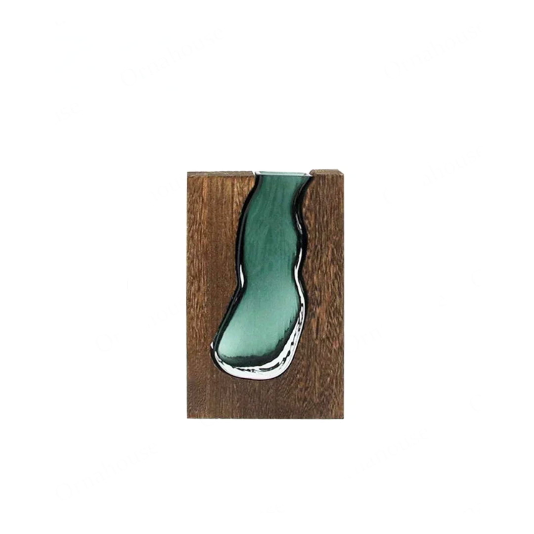 Skleněná váza s dřevěným povrchem v přírodním tónu pro minimalistickou dekoraci