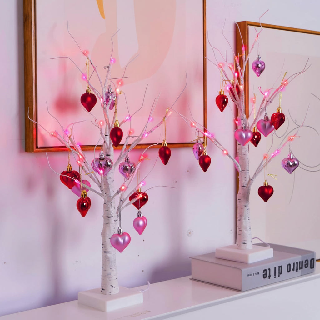 Stolní LED lampa ve tvaru břízy se srdíčky – valentýnská bytová dekorace