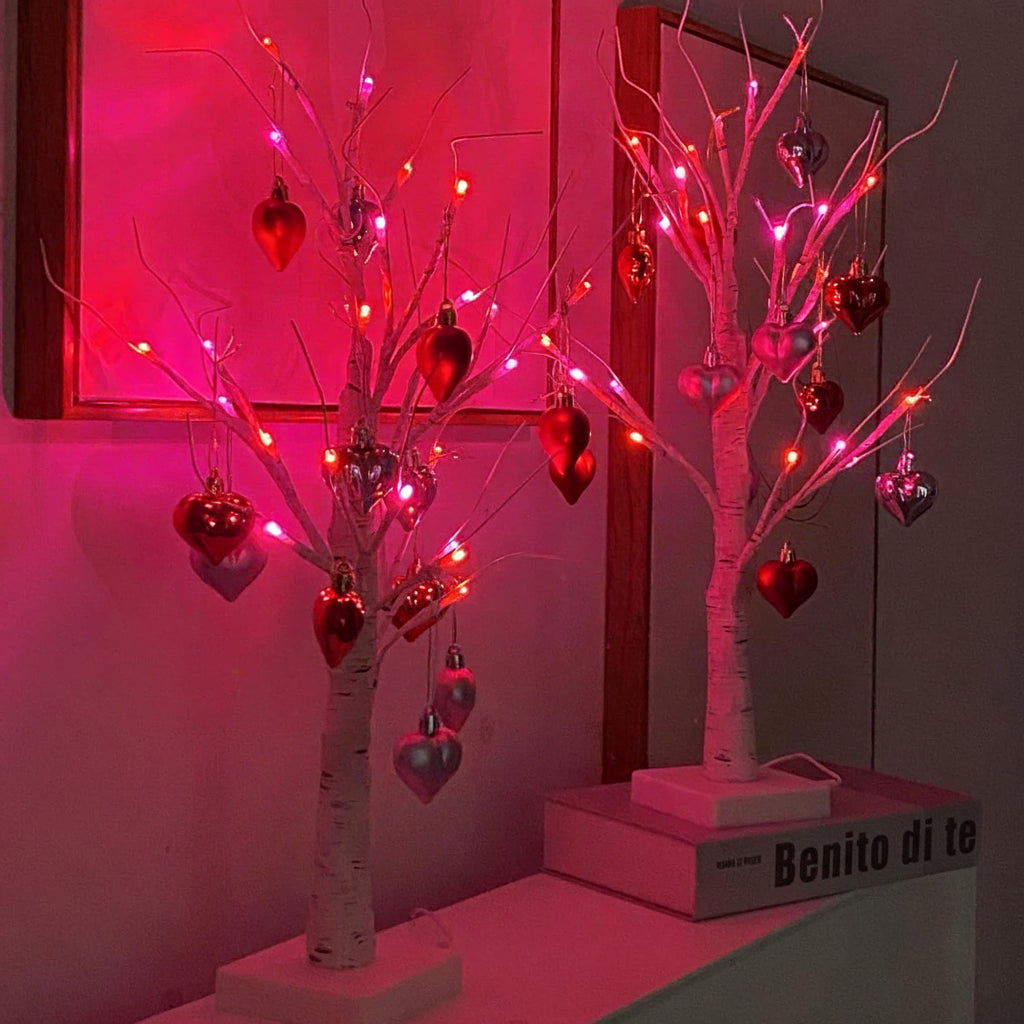 Stolní LED lampa ve tvaru břízy se srdíčky – valentýnská bytová dekorace