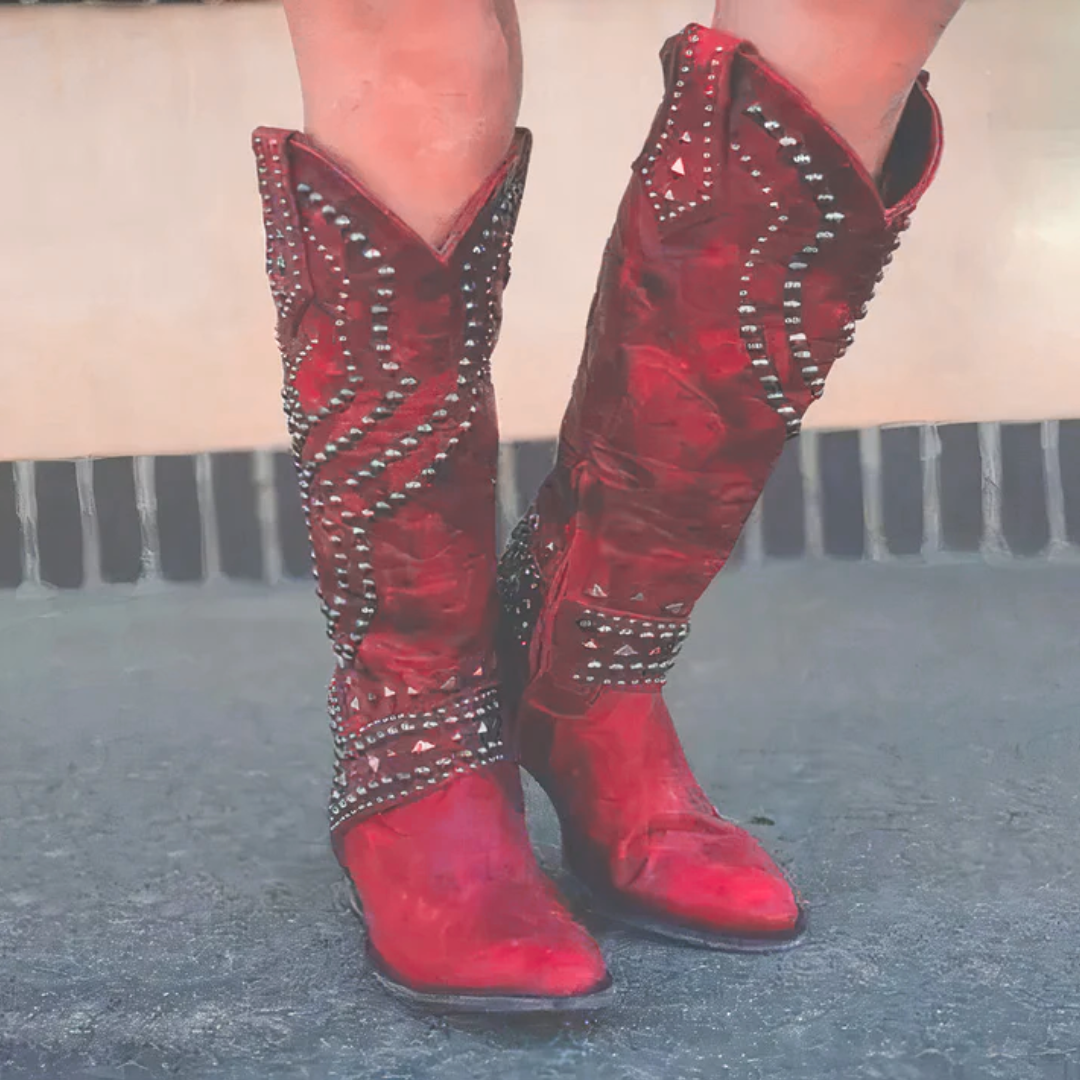 Stylové vysoké kozačky z patinované umělé kůže s nýty, silným podpatkem a bočním zipem