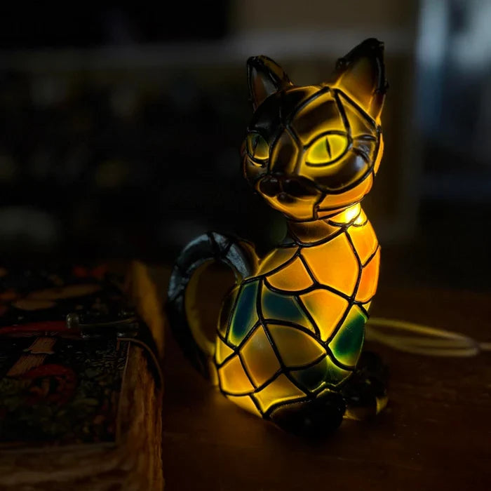 Vitrážová stolní lampa ve tvaru kočky s LED osvětlením